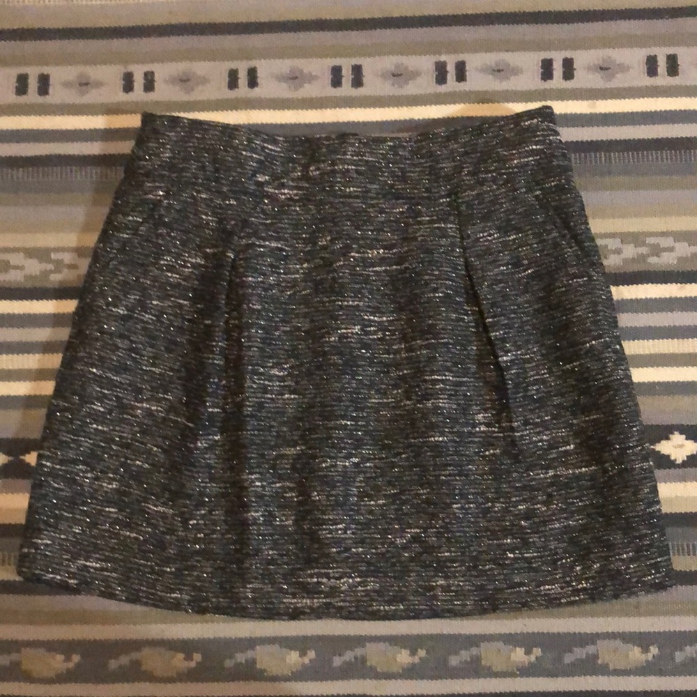 Stylish woven black white and silver skirt w pockets!